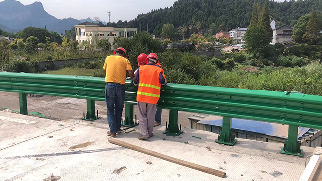 济南高速公路护栏板的维护确保道路安全的关键环节