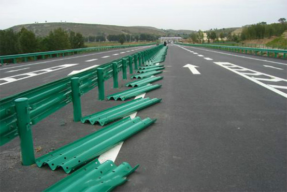 济南波形护栏的维护与管理确保道路安全的关键步骤
